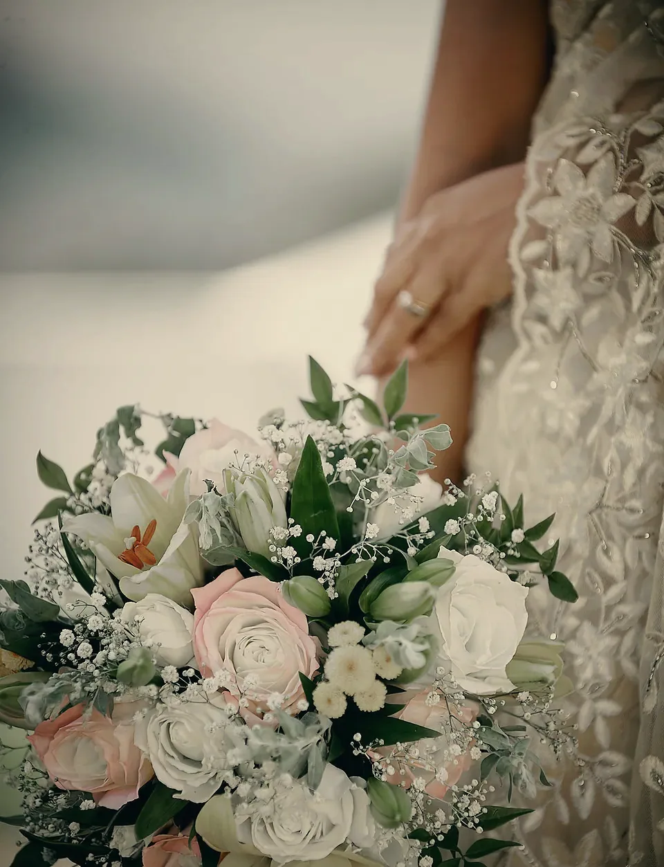Devindi's blush rose bouquet against her lace saree